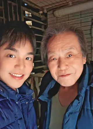張峰奇（左）年初發行新單曲，爸爸張魁（右）十分支持。（翻攝自張峰奇臉書）
