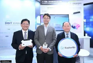 科飛數位憑藉自主車用控制器開發平台大幅縮短車廠軟體開發週期，成功攻佔國內逾七成的電動巴士市場，左起為工研院產服中心執行長陳立偉、科飛數位董事長王詠辰、經濟部產業技術司副司長周崇斌。（記者蘇春瑛攝）