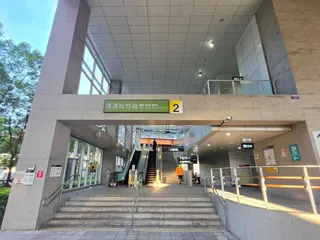 台中捷運「松竹站」與台鐵共構、交通機能強勁，周邊中古屋較一站之隔的舊社站每坪便宜8.7萬，是高CP值成家指標。永慶房屋提供