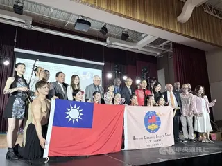 2026年「美國台灣傳統週暨加拿大亞裔傳統月文化訪問團」在多倫多「台灣之夜」年度晚會中演出，僑委會委員長徐佳青（中）也到場同慶。中央社記者胡玉立多倫多攝　115年6月2日