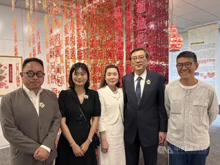 文化部駐日本代表處台灣文化中心主辦的「剪花・綻放－台灣剪紙藝術在馬祖」特展2日開幕。來賓與參展藝術家陳治旭（右1）合影，左起台灣文化中心主任曾鈐龍、策展人洪榆橙，以及駐日副代表周學佑夫婦。中央社記者戴雅真東京攝　115年6月2日