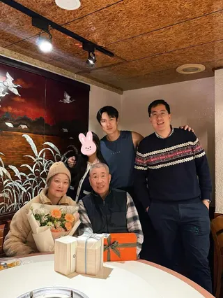 劉書宏幫媽媽過生日時，大家猜測身邊站的就是新女友。翻攝Instagram @kingkevinliu