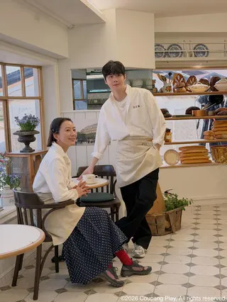 金喜愛（左）、金宣虎一起練習飲料製作與服務默契。金喜愛（左）、金宣虎一起練習飲料製作與服務默契。Hami Video提供