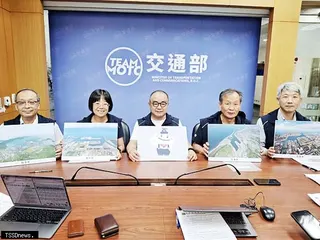 臺灣港務公司行政副總經理高傳凱（中）率該公司團隊於交通部召開記者會，基隆港務分公司主祕林健明（左一）、臺中港務分公司主祕陳素芳（左二）、花蓮港務分公司港務長林清富（右二）、高雄港務分公司研究員兼代港務處處長郭光輝（右一）。（記者周家仰攝）