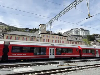 瑞士雷蒂亞鐵路路線幅員廣大，總長385公里。最早建立是為了山間交通運輸，目前仍是居民重要交通工具。隨著觀光發展，旅遊運輸的功能與角色越來越受重視。中央社記者郭芳君日內瓦攝　115年6月2日