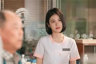 辛叡恩飾演一名擁有怪力的護理師。（Disney＋提供）