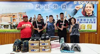 台東體中明日之星壯金銘（左二）與楊益（右二），靠著驚人棒球天賦克服環境逆境，畢業後將分別挺進台鋼科大與國立台東大學延續棒球夢。（圖／浪凡基金會提供）
