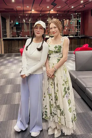 吳申梅（右）日前受邀參加公益演出，意外見到偶像陳美鳳（左）。（圖／喜上梅梢娛樂 提供）