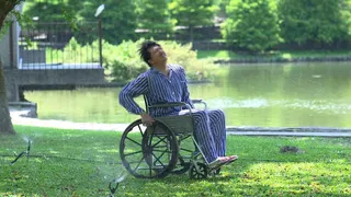 吳皓昇戲裡中風坐輪椅遭整。民視