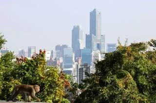 學者認為，高雄物價低於東京、新加坡，交通方面也已具備消化五萬人規模演唱會的能力，但國際航線仍是關鍵限制。