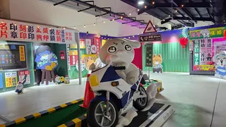 特展設計核心是一座80、90年代台灣的「時光機」，共有六大主題展區。 圖：孫家銘攝