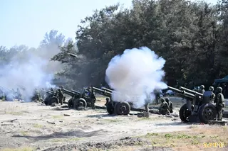 105公厘榴彈砲射擊展現砲威。(記者李惠洲攝)