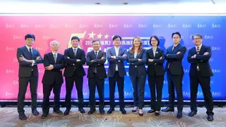 陳其邁(中)率高市府團隊出席領獎。   圖：高雄市政府/提供