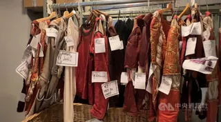 羅馬歌劇院裁縫工作坊內，衣架上掛滿許多戲服，以紙條標示使用在「羅密歐與茱麗葉」等不同戲劇。中央社記者黃雅詩羅馬攝　115年6月3日