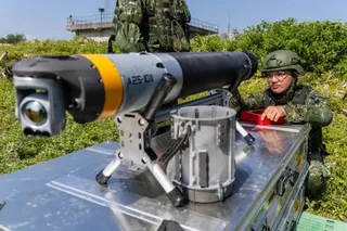 ▲官兵於射擊前檢查Altius-600M無人機。（圖／軍聞社提供）