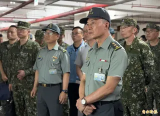 國防部軍備副部長鍾樹明(前右一)上將由金防部指揮官黃先任(後右一)中將等人陪同，十分認真聽取「軍公民營醫療整合演練」簡報，不時提出狀況問題。(記者吳正庭攝)