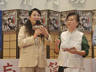 楊潔玫（左）在劇中飾演退休老師。（圖／大愛提供）