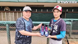 董事長馬詠睿（左）親自遞上專業釘鞋，力挺進入台鋼科大的花體中二刀流小將黃畯卲（右），展現基金會「去現金化」精準扶植的企圖心。（圖／浪凡基金會提供）
