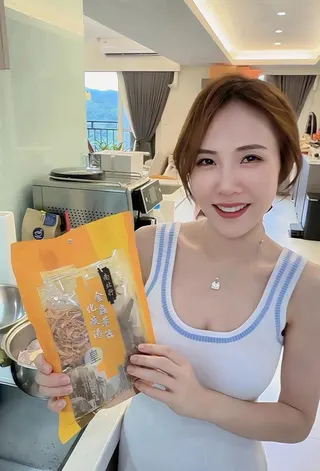 吳申梅日前忙到病倒，總裁老公天天無微不至的照顧。（圖／喜上梅梢娛樂 提供）