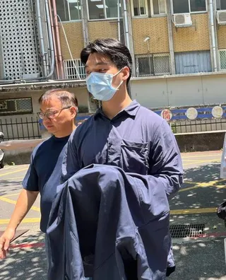 張秉鈞（前藍衣者）。（圖／中時新聞網）