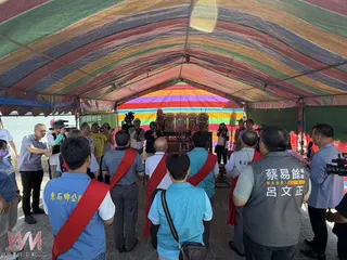 向東石先天宮主神祈福。（圖/記者陳惲朋攝）