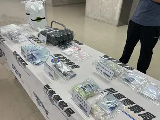 此案查扣包括依托咪酯原料及混合煙油、第三級毒品哈密瓜錠等，市值破300萬元。（圖／翻攝畫面）