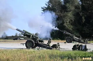兩門155公厘榴彈砲射擊，氣勢懾人。(記者李惠洲攝)