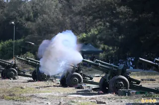 105公厘榴彈砲射擊展現砲威。(記者李惠洲攝)