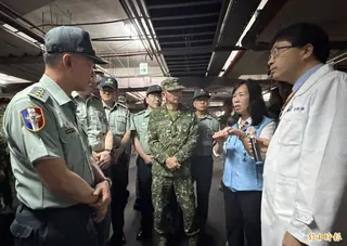 金門縣衛生局長李金治(右二)、金門醫院院長徐德福(右一)向國防部副部長鍾樹明(左一)針對金門醫療現況交換意見。(記者吳正庭攝)