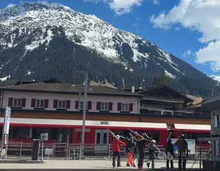 瑞士山間滑雪季是重要觀光收益來源，雷蒂亞鐵路在冬季也肩負著載運滑雪客的任務。中央社記者郭芳君瑞士攝　115年6月4日