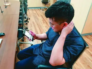 慢性疼痛不再是老年人的專利，近年門診患者有年輕化趨勢。（本報資料照片）
