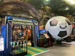 7月20日凌晨3點冠軍戰，金色三麥台北美麗華店、台中崇德店、嘉義店、高雄夢時代店加碼營業，陪球迷一起舉杯應援、見證冠軍誕生。（圖／品牌業者提供）