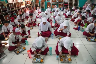 Students have their meals during the launch of President Prabowo Subianto’s ambitious free meal scheme in Banten, Indonesia, on January 6. Photo: AP