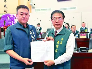 近期有高雄遊蕩犬被「跨界丟包」到台南龍崎，讓居民飽受困擾，南市議員吳禹寰（左）3...