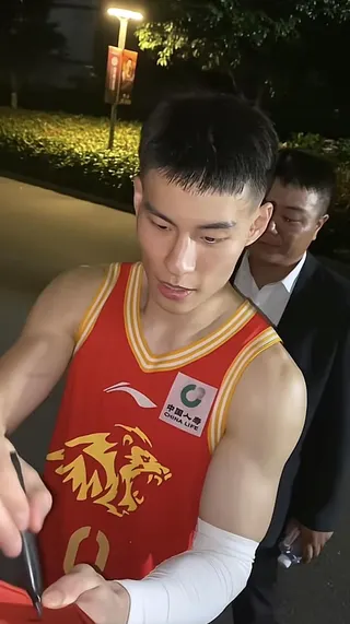 林秉聖總決賽幫球迷簽名。翻攝抖音