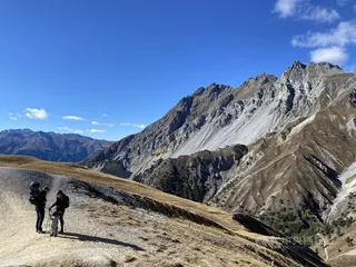 雷蒂亞鐵路行經瑞士恩加丁國家公園，此處保有阿爾卑斯山天然未雕琢的原始風光，是熱愛原野山林者的天堂，也是野生動物攝影愛好者的樂園。中央社記者郭芳君恩加丁國家公園攝　115年6月4日