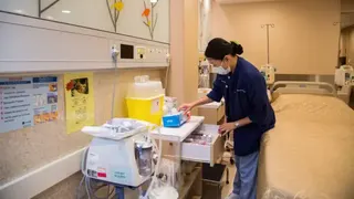 香港某私立醫院內護士檢查產房物資（資料圖片）