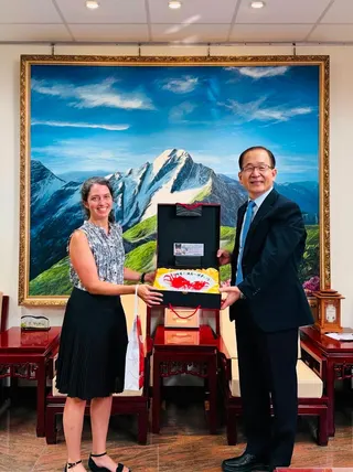 加拿大駐台北貿易辦事處行政暨領事處副處長波仁煠與矯正署長林憲銘互贈紀念品。矯正署提供