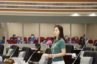 苗栗縣議會今天進行總質詢，民進黨苗栗縣議員許櫻萍關切少子化問題，向苗栗縣長鍾東錦提出質詢。