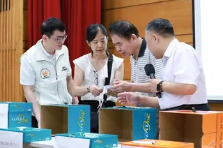 出席協會代表抽籤，政風人員代表監督。(運動部提供)