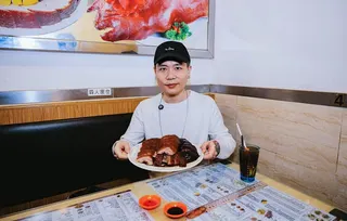 蕭秉治朝聖任賢齊愛店。相信音樂提供