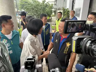 民進黨新北市長參選人蘇巧慧(白衣者)感謝警友站同仁辛勞。(記者黃政嘉攝)