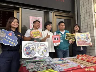 民進黨新北市長參選人蘇巧慧(中)現場拿起牌子和員警做相關宣導。(記者黃政嘉攝)