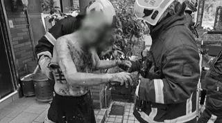 爆炸碎裂物嵌入洪姓弟弟的頭、頸、胸及眼部，傷勢集中於上半身。（圖／東森新聞）