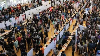 上海畢業生今年平均起薪約為新台幣21168元，圖為中國一所學校的徵才博覽會。（取自網路）
