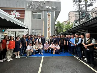 《圖說》「正義之光」追思紀念銘揭牌與會人員合影。〈土城分局提供〉
