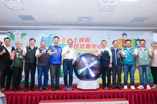 新北市長侯友宜出席揭牌時表示，埤塘市民活動中心是由民間開發單位在興建現代化廠辦大樓時提供公益回饋空間，作為市民活動中心使用，展現公私協力推動城市建設的成果。(圖/新北市政府提供)