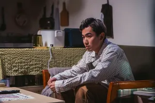 孫君陶飾演與女友未來不同步的研究所畢業生「阿良」。（圖／公視提供）