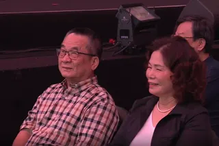 孫淑媚爸媽在台上看女兒表演。翻攝影片