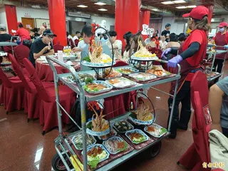 台派辦桌邀請內門總鋪師「阿隆師」掌杓，菜色豐富。(記者葛祐豪攝)